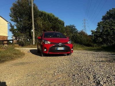 Usata Toyota Yaris Lounge 69 CV (50 kW) 2015 Rosso Berlina