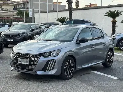 Usata Peugeot 208 Allure 101 CV (74 kW) 2025 Grigio Utilitaria