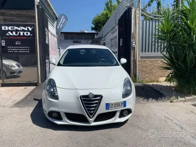Usata Alfa Romeo Giulietta Distinctive 105 CV (77 kW) 2015 Bianco Utilitaria