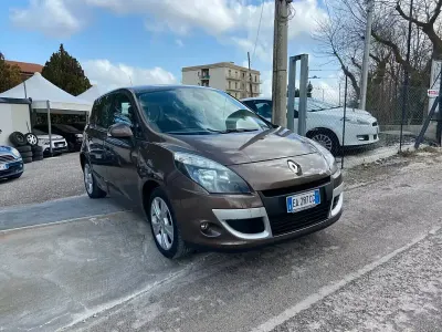 Käytetty Renault Scenic E-Tech Luxe 110 HP (80 kW) 2010 Ruskea Tila-auto