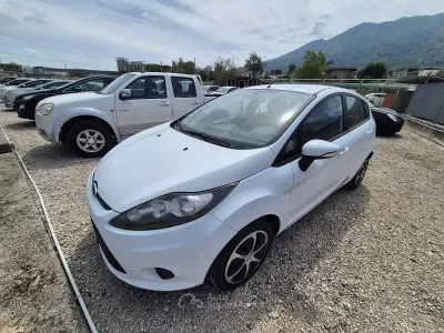 Usata Ford Fiesta 97 CV (71 kW) 2010 Bianco Berlina