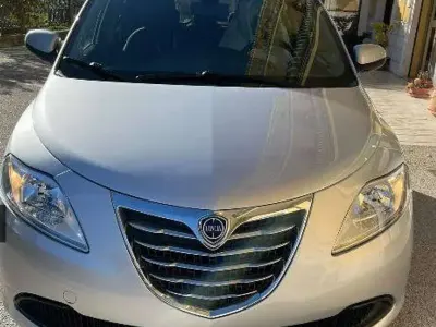 Usata Lancia Ypsilon 69 CV (50 kW) 2015 Argento Utilitaria