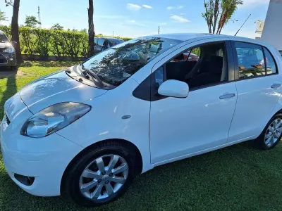 Usata Toyota Yaris Sol 99 CV (72 kW) 2011 Bianco spino Utilitaria
