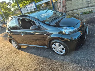 Second-hand Toyota Aygo 68 CP (50 kW) 2010 Negru Hatchback