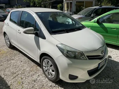 Usata Toyota Yaris Active 99 CV (72 kW) 2012 Bianco Utilitaria