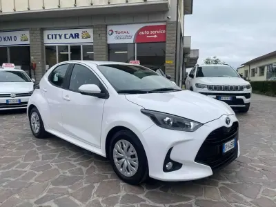 Usata Toyota Yaris Hybrid Active 92 CV (67 kW) 2023 Bianco Berlina