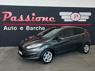 Usata Ford Fiesta 95 CV (69 kW) 2016 Grigio Utilitaria