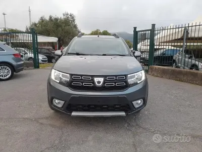 Gebraucht Dacia Sandero Stepway 90 PS (66 kW) 2017 Grau Limousine