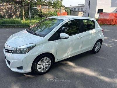 Usata Toyota Yaris Lounge 90 CV (66 kW) 2012 Bianco Utilitaria