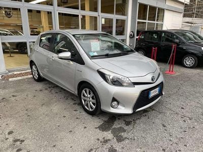 Usata Toyota Yaris Hybrid Lounge 75 CV (55 kW) 2014 Argento met Utilitaria