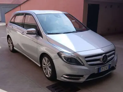 Usata Mercedes B200 Premium 136 CV (100 kW) 2012 Argento Utilitaria
