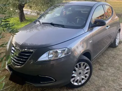 Usata Lancia Ypsilon Gold 69 CV (50 kW) 2013 Grigio Utilitaria