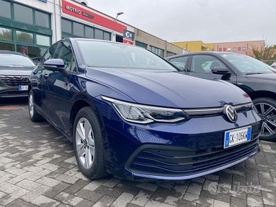 Usata VW Golf VIII Life 110 CV (80 kW) 2022 Blu Berlina
