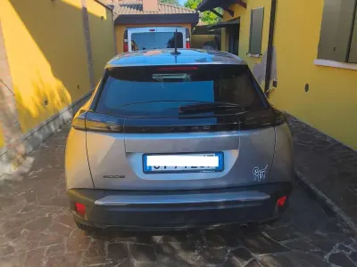 Usata Peugeot 2008 Active 102 CV (75 kW) 2024 Grigio SUV