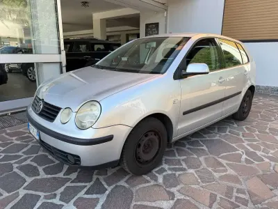 Usata VW Polo Comfortline 64 CV (47 kW) 2003 Argento Berlina
