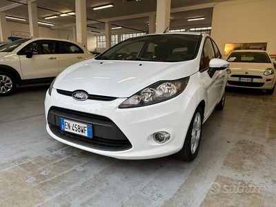 Usata Ford Fiesta 60 CV (44 kW) 2012 Bianco Utilitaria