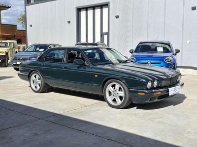 Usata Jaguar XJR 363 CV (266 kW) 1998 Verde Berlina