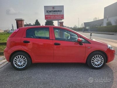 Usata Fiat Punto Lounge 69 CV (50 kW) 2016 Rosso Utilitaria