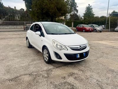 Usata Opel Corsa 65 CV (47 kW) 2012 Bianco Utilitaria