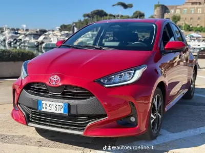 Usata Toyota Yaris Hybrid Lounge 92 CV (67 kW) 2025 Rosso Berlina