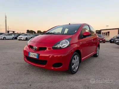 Usata Toyota Aygo Sol 68 CV (50 kW) 2010 Rosso Utilitaria