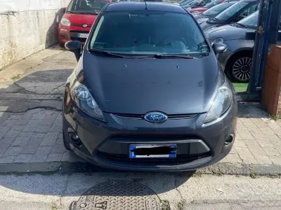 Usata Ford Fiesta 68 CV (50 kW) 2010 Grigio Berlina