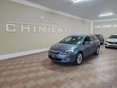 Usata Opel Astra Cosmo 140 CV (102 kW) 2012 Bluazzurro Station wagon