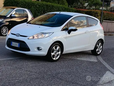 Usata Ford Fiesta Titanium 68 CV (50 kW) 2010 Bianco Berlina
