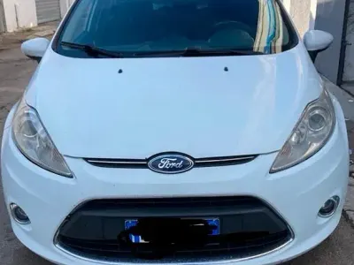 Usata Ford Fiesta Titanium 90 CV (66 kW) 2012 Bianco Utilitaria