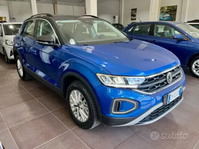Usata VW T-Roc Style 150 CV (110 kW) 2023 Blu SUV