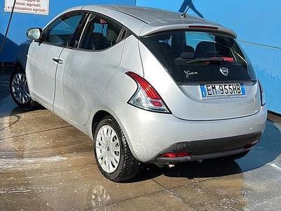 Begagnad Lancia Ypsilon Gold 69 HK (50 kW) 2012 Grå Halvkombi