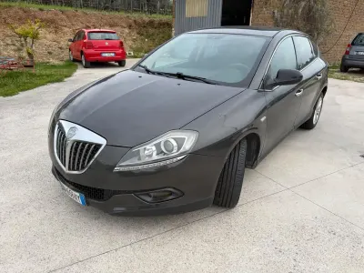Begagnad Lancia Delta 119 HK (87 kW) 2009 Grå Halvkombi