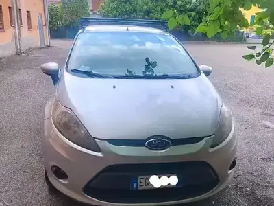 Usata Ford Fiesta 82 CV (60 kW) 2011 Grigio Berlina