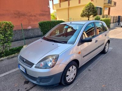 Begagnad Ford Fiesta 68 HK (50 kW) 2006 Silver Halvkombi