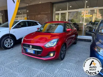 Usado Suzuki Swift 83 CV (61 kW) 2022 Rojo Utilitario