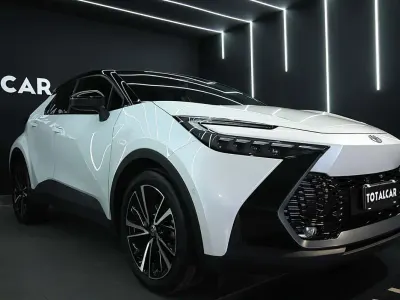 Usata Toyota C-HR Lounge 152 CV (111 kW) 2024 Bianco SUV