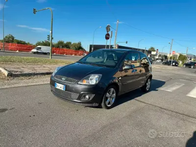 Usata Ford Fiesta Ghia 75 CV (55 kW) 2008 Argento Utilitaria