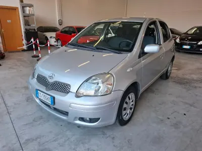 Usata Toyota Yaris 75 CV (55 kW) 2005 Argento Berlina