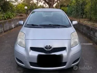 Usata Toyota Yaris 100 CV (73 kW) 2009 Grigio Utilitaria