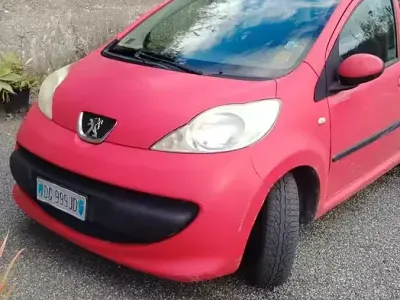 Begagnad Peugeot 107 68 HK (50 kW) 2007 Röd Halvkombi