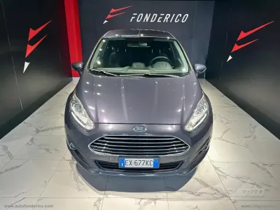 Begagnad Ford Fiesta 97 HK (71 kW) 2014 Blå Halvkombi