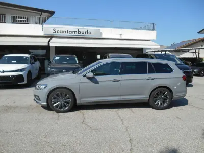 Usata VW Passat Executive 200 CV (147 kW) 2023 Grigio Station wagon