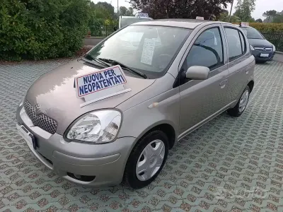 Usata Toyota Yaris Sol 65 CV (47 kW) 2005 Marrone Berlina