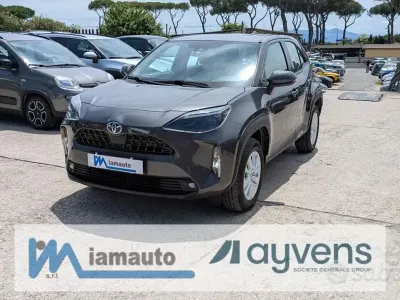 Usata Toyota Yaris Hybrid 92 CV (67 kW) 2022 Grigio canna fucile Monovolume