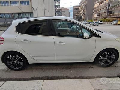 Usata Peugeot 208 68 CV (50 kW) 2013 Bianco Utilitaria