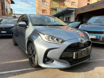 Nuova Toyota Yaris Hybrid 92 CV (67 kW) 2026 Grigio scuro Berlina