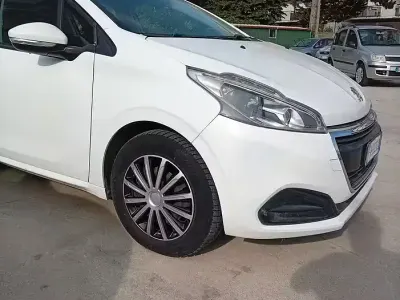 Usata Peugeot 208 Active 82 CV (60 kW) 2018 Bianco Utilitaria