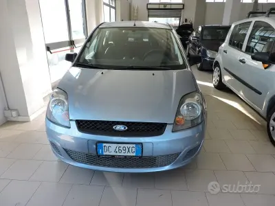 Usata Ford Fiesta 68 CV (50 kW) 2006 Blu Utilitaria