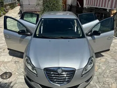 Usata Lancia Delta 120 CV (88 kW) 2009 Grigio Utilitaria