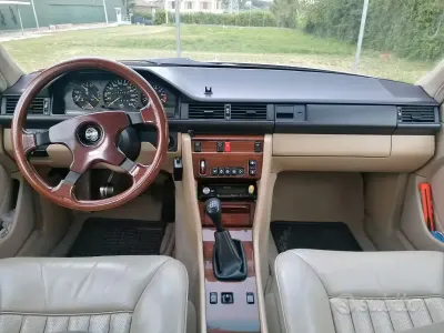 Usata Mercedes E200 122 CV (89 kW) 1987 Bianco Berlina